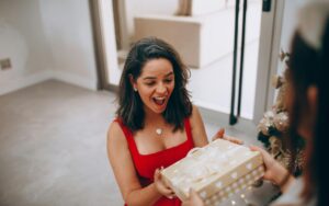 Dicas de presente para namorada de aniversário: ideias que fogem do óbvio (e salvam o seu relacionamento) Dicas de presente para namorada de aniversário